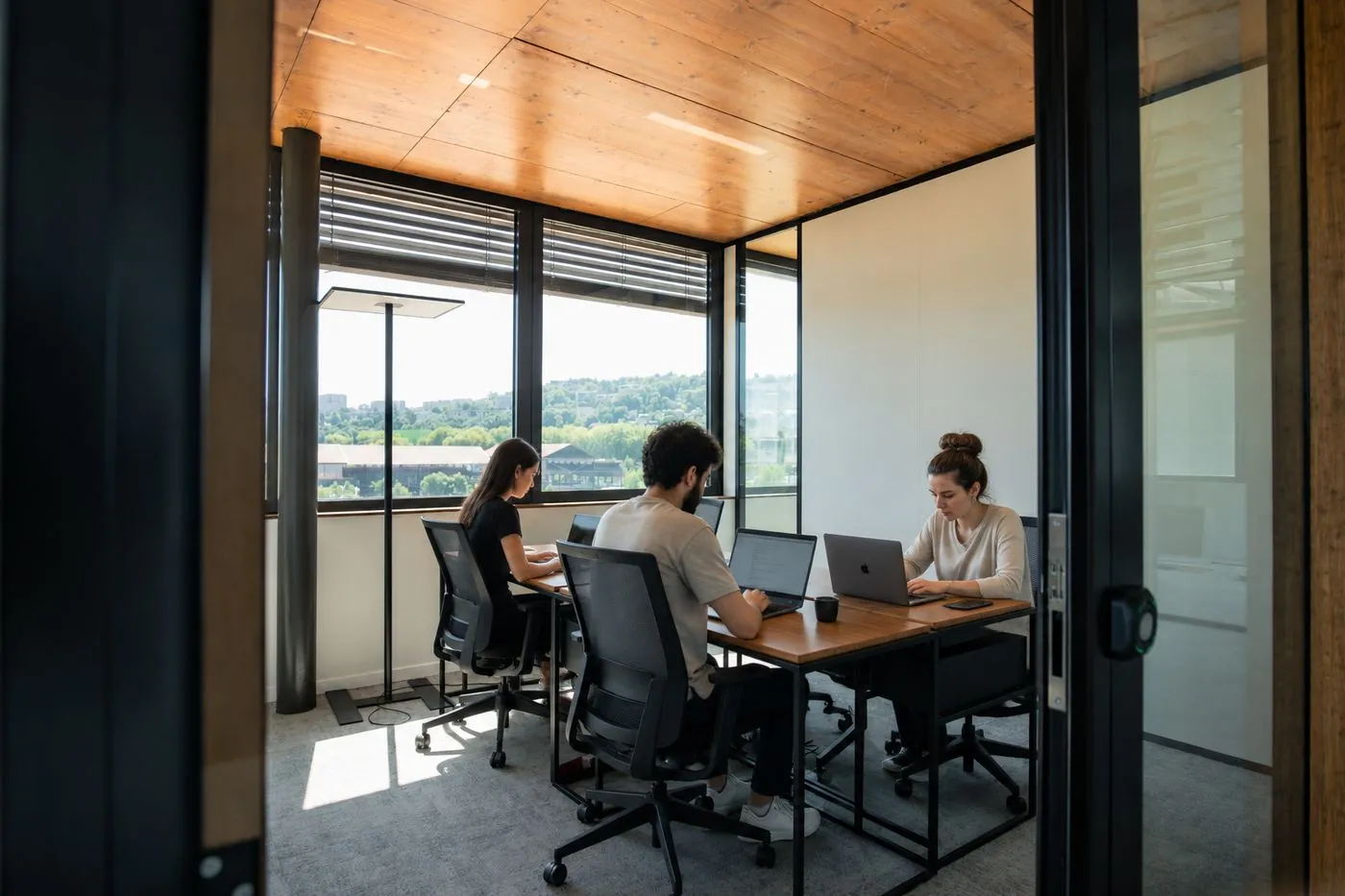 Bureau ponctuel à louer à la journée, vue dégagée — Lyon