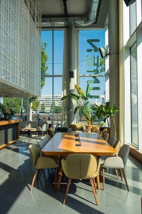 Espace coworking baigné de lumière — Lumen Lyon