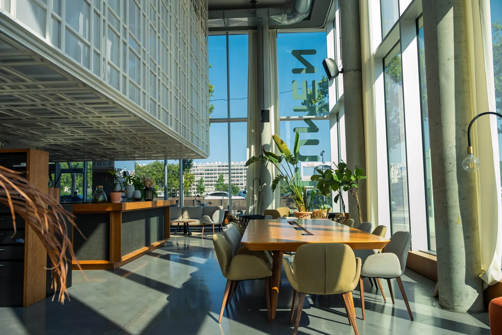 Espace de vie et coworking de Lumen — grandes baies vitrées et vue sur Lyon Confluence