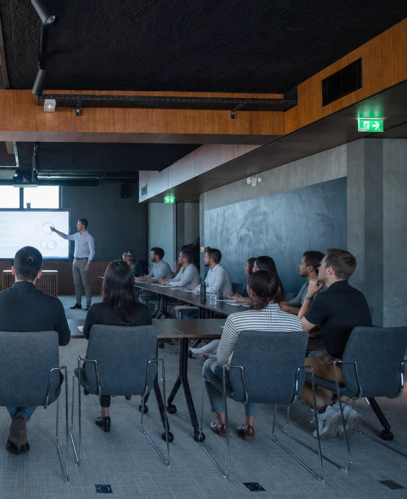 Présentation en salle de conférence devant des clients — Lumen Lyon Confluence