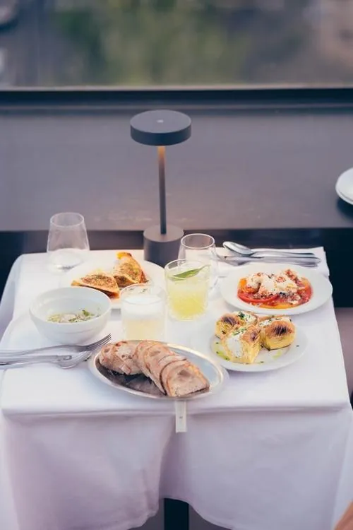 Table dressée au restaurant The Lift, rooftop Lumen